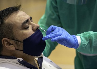 Hemşire, virüsü yaymak için insandan örnek alıyor.