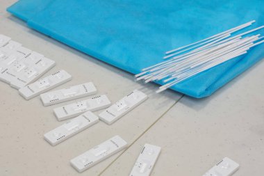 Mavi arka planda covid-19 virüsü için yapılan testle birlikte birkaç örnek.