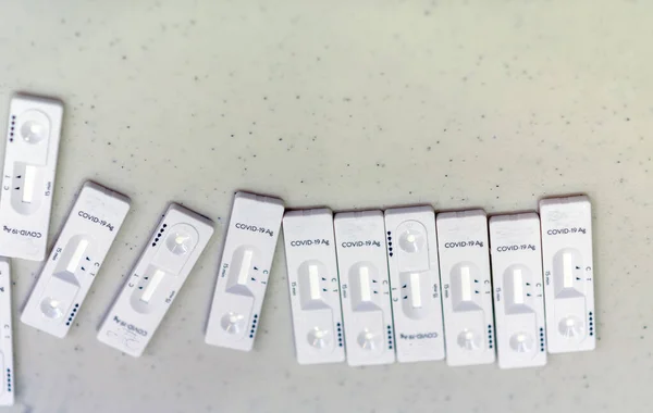Birkaç PCR testi masadaki covid-19 'u tespit etmeye hazırlanıyor.