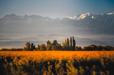 Dağları ve bulutları olan güzel bir manzara