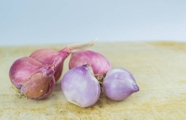 Ahşap masa ve beyaz arka plan üzerinde soğancık