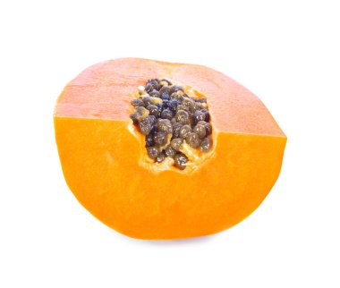 Olgun papaya beyaz zemin üzerine izole ikiye kesilmiş