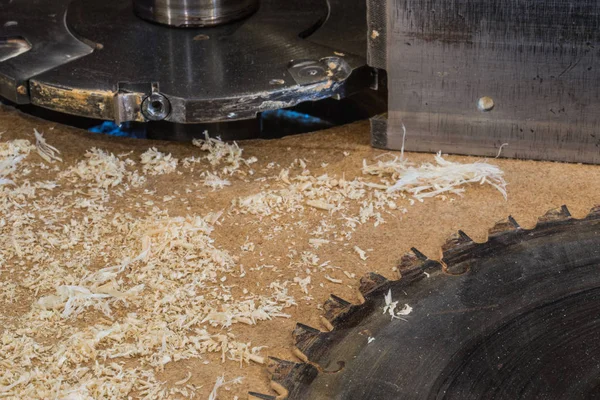 Timmerman tools op houten tafel met zaagsel. Cirkelzaag. Snijden van een houten plank — Stockfoto