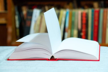 Açık kitap masada. Okula dönüş. Kopya alanı