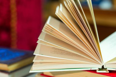 Açık kitap masada. Okula dönüş. Kopya alanı