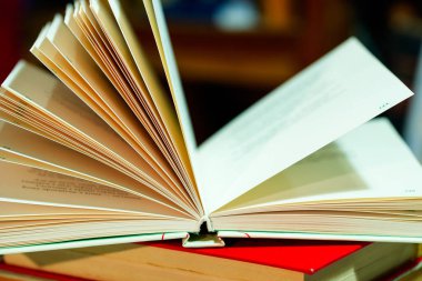 Açık kitap masada. Okula dönüş. Kopya alanı