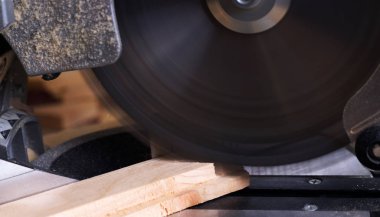 Talaş ile ahşap masa üstünde alet marangoz. Daire testere. Bir ahşap tahta kesme