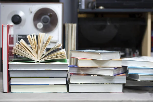 Livro aberto, pilha de livros de capa dura na mesa. Vista superior . — Fotografia de Stock