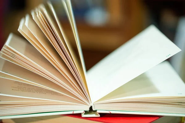 Açık kitap masada. Okula dönüş. Kopya alanı