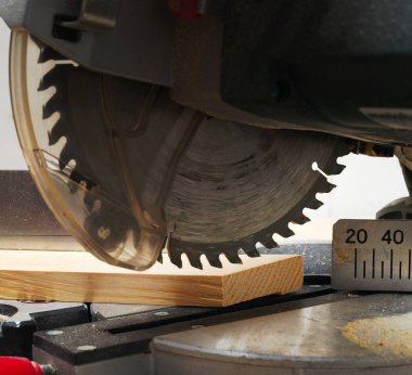 Talaş ile ahşap masa üstünde alet marangoz. Daire testere. Bir ahşap tahta kesme