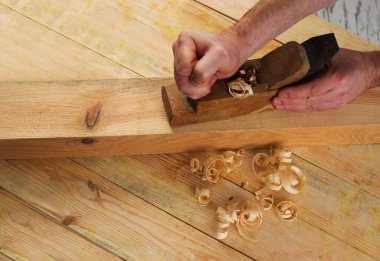 Araçlar ahşap masa arka plan üzerinde bir marangoz. Uzay kopyalayın. Üstten görünüm