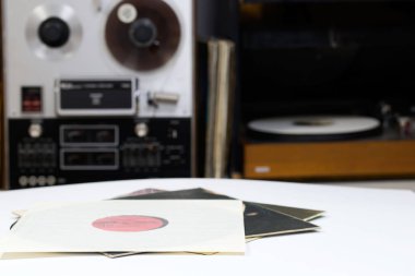 Kopya alanı önünde bir koleksiyon Albümler kukla başlıkları ile vinil kaydı. Reel kayıt cihazı