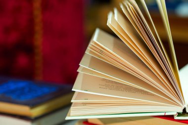 Açık kitap masada. Okula dönüş. Kopya alanı