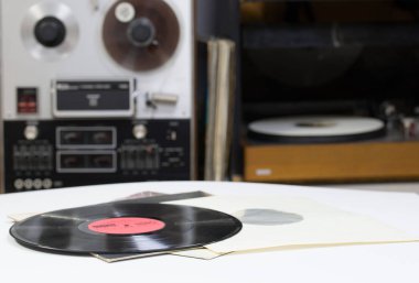 Kopya alanı önünde bir koleksiyon Albümler kukla başlıkları ile vinil kaydı. Reel kayıt cihazı