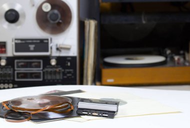 Kopya alanı önünde bir koleksiyon Albümler kukla başlıkları ile vinil kaydı. Reel kayıt cihazı. Ses cassetes dokunun.