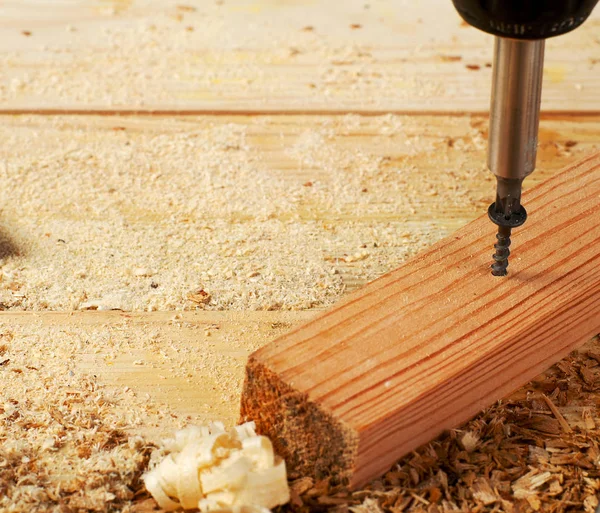 Araçlar ahşap masa arka plan üzerinde bir marangoz. Uzay kopyalayın. Üstten görünüm