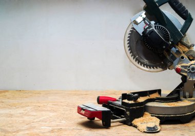 Talaş ile ahşap masa üstünde alet marangoz. Daire testere. Bir ahşap tahta kesme