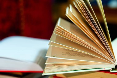 Açık kitap masada. Okula dönüş. Kopya alanı