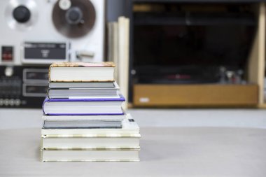 Kitap, masada ciltli kitap yığını. Üstten görünüm.