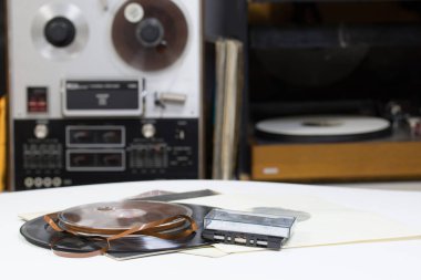 Kopya alanı önünde bir koleksiyon Albümler kukla başlıkları ile vinil kaydı. Reel kayıt cihazı. Ses cassetes dokunun.