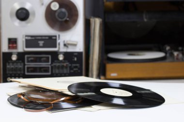 Kopya alanı önünde bir koleksiyon Albümler kukla başlıkları ile vinil kaydı. Reel kayıt cihazı