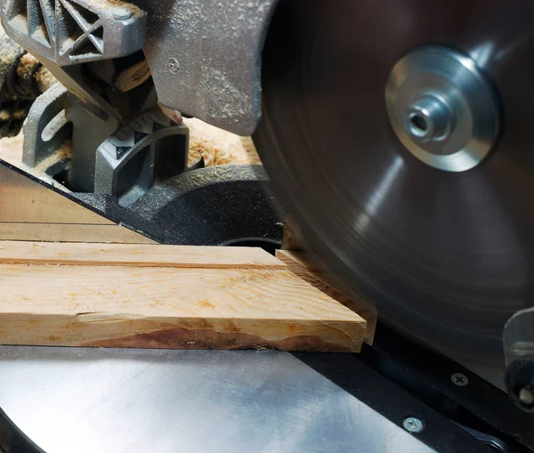Herramientas de carpintería sobre mesa de madera con serrín. Sierra circular. Cortar una tabla de madera —  Fotos de Stock