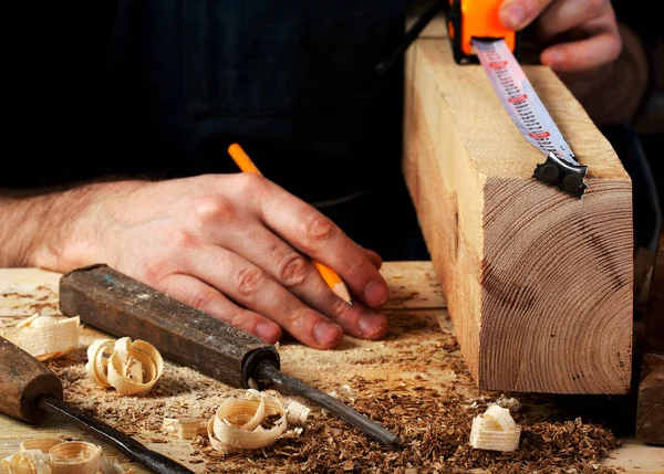 Strumenti falegname su sfondo tavolo in legno. Ricevuto. Vista dall'alto — Foto Stock