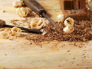 Araçlar ahşap masa arka plan üzerinde bir marangoz. Uzay kopyalayın. Üstten görünüm