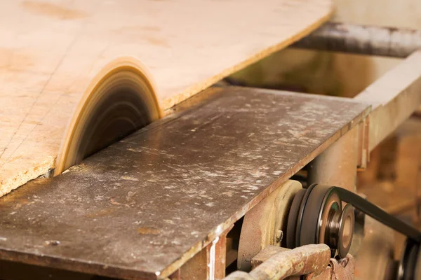 Zimmermannswerkzeug auf Holztisch mit Sägemehl. Kreissäge. Schneiden einer Holzplanke — Stockfoto