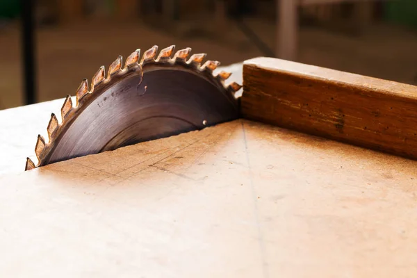 Herramientas de carpintería sobre mesa de madera con serrín. Sierra circular. Cortar una tabla de madera — Foto de Stock