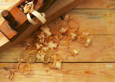 Araçlar ahşap masa arka plan üzerinde bir marangoz. Uzay kopyalayın. Üstten görünüm