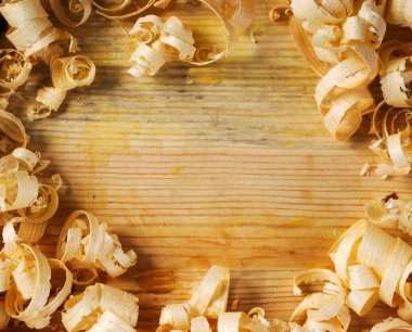 Araçlar ahşap masa arka plan üzerinde bir marangoz. Uzay kopyalayın. Üstten görünüm