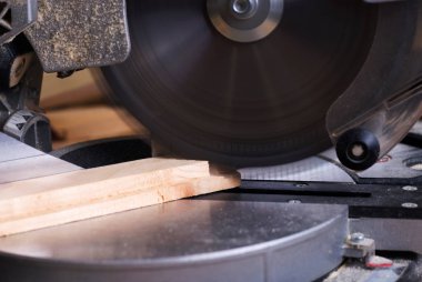 Talaş ile ahşap masa üstünde alet marangoz. Daire testere. Bir ahşap tahta kesme