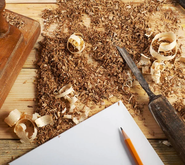 Tarjeta de visita sobre mesa de madera para herramientas de carpintería con serrín . — Foto de Stock