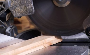 Talaş ile ahşap masa üstünde alet marangoz. Daire testere. Bir ahşap tahta kesme