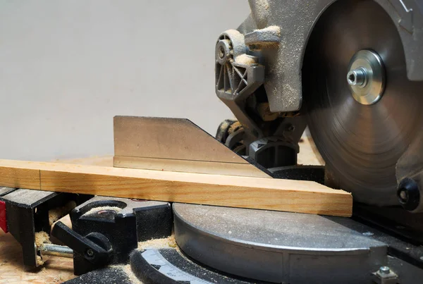 Timmerman tools op houten tafel met zaagsel. Cirkelzaag. Snijden van een houten plank — Stockfoto