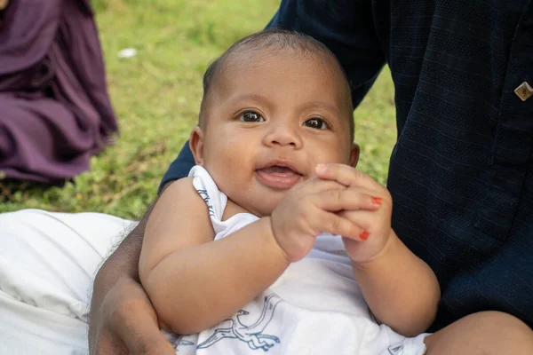 Bebek yerde oturuyor, dışarıdaki manzarayı merak ediyor.