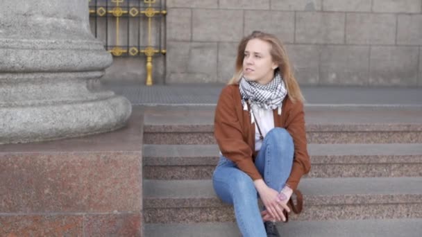 Chica sentada en las escaleras — Vídeo de stock