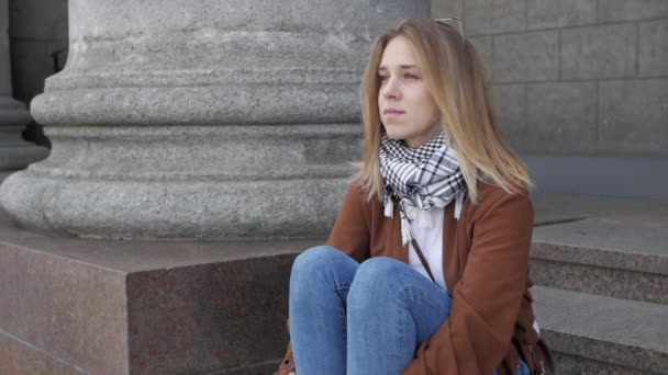 Een jonge student na een examen — Stockvideo