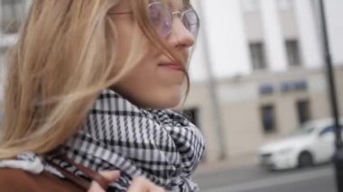 Genç bir kız şehirde yürüyüş