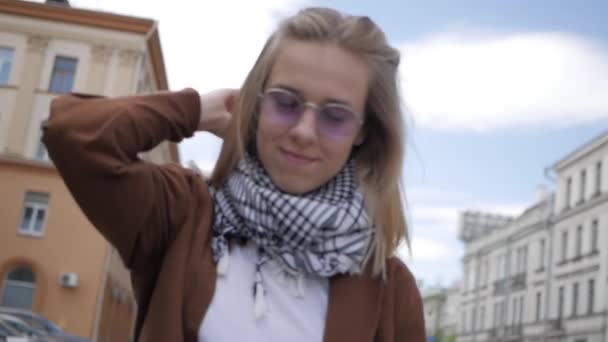 Genç bir kız şehirde yürüyüş — Stok video