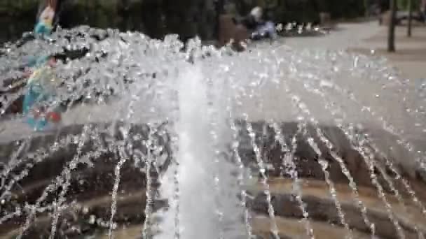 Fontaine dans la ville. — Video