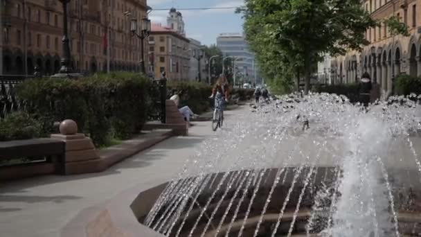 女孩骑自行车环游城市 — 图库视频影像