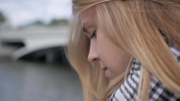 Une Jeune Fille Est Assise Sur Talus Rivière Elle Souvient — Video