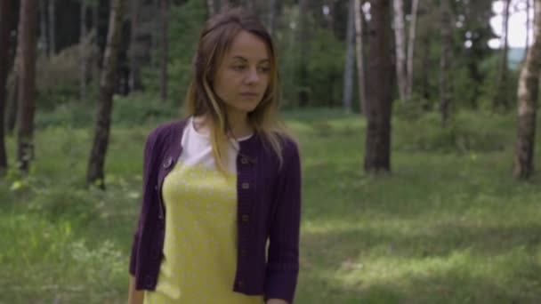 Une fille marche dans la forêt — Video