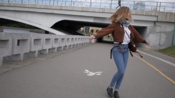 Chica feliz girando en el fondo de la ciudad — Vídeo de stock