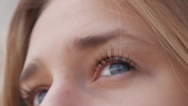 The eyes of a young girl — Stock Video