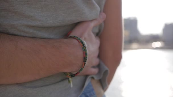 Der Kerl umarmt sein Mädchen — Stockvideo