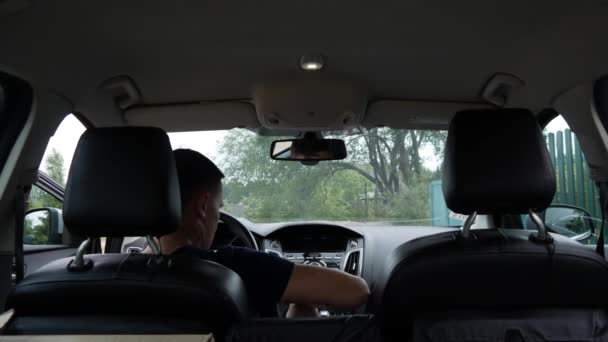 Ένας άνθρωπος καθαρίζει το εσωτερικό του αυτοκινήτου — Αρχείο Βίντεο