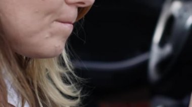 Genç kadın arabada dondurma yiyor